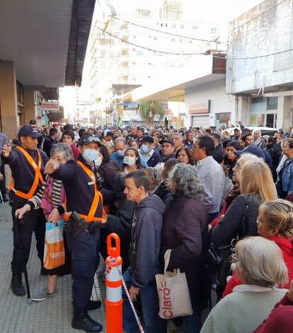 Miles de argentinos abarrotan bancos para cobrar bono en medio de crisis sanitaria miles-de-argentinos-abarrotan-bancos-para-cobrar-bono-en-medio-de-crisis-sanitaria